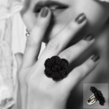 Bague fleur en crochet modèle wayta couleur noire