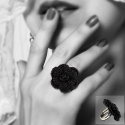 Bague fleur en crochet modèle wayta couleur noire